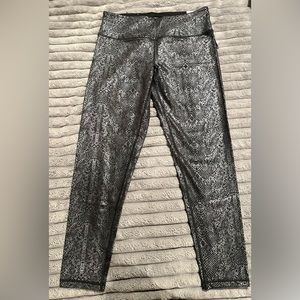 NEW VICTORIA’S SECRET SPORT TIGHT MEDIUM RISE BLACK SNAKE PRINT LARGE  $69.50